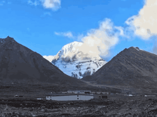 तिब्बत में स्थित कैलाश पर्वत, हिंदू धर्म में कैलाश मानसरोवर की यात्रा को सबसे पवित्र माना गया है।
