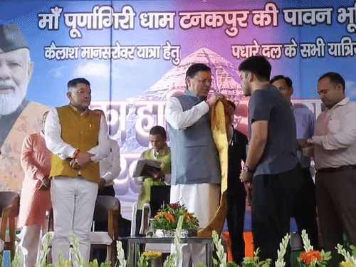 टनकपुर में कैलाश मानसरोवर यात्रा के पहले दल के श्रद्धालु स्वागत करते मुख्यमंत्री पुष्कर सिंह धामी।