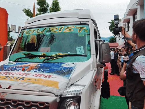टनकपुर से कैलाश मानसरोवर यात्रा के अगले पड़ाव के लिए वाहन से रवाना होते पहले दल के श्रद्धालु।