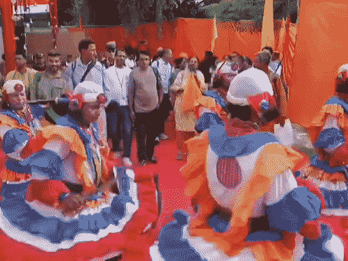 टनकपुर में कैलाश मानसरोवर यात्रा के पहले दल का पारंपरिक छोलिया नृत्य और ढोल-नगाड़ों के साथ स्वागत किया गया।