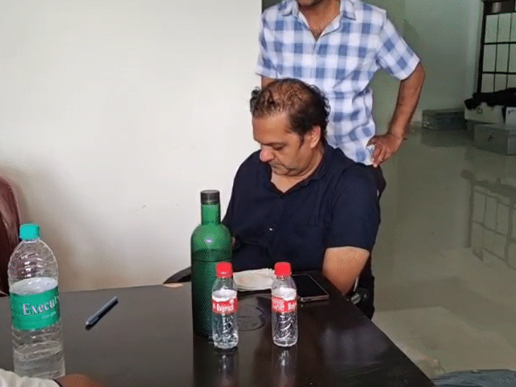 कारोबारी ने बीजेपी नेता समेत 8 लोगों के खिलाफ केस दर्ज कराया है.
