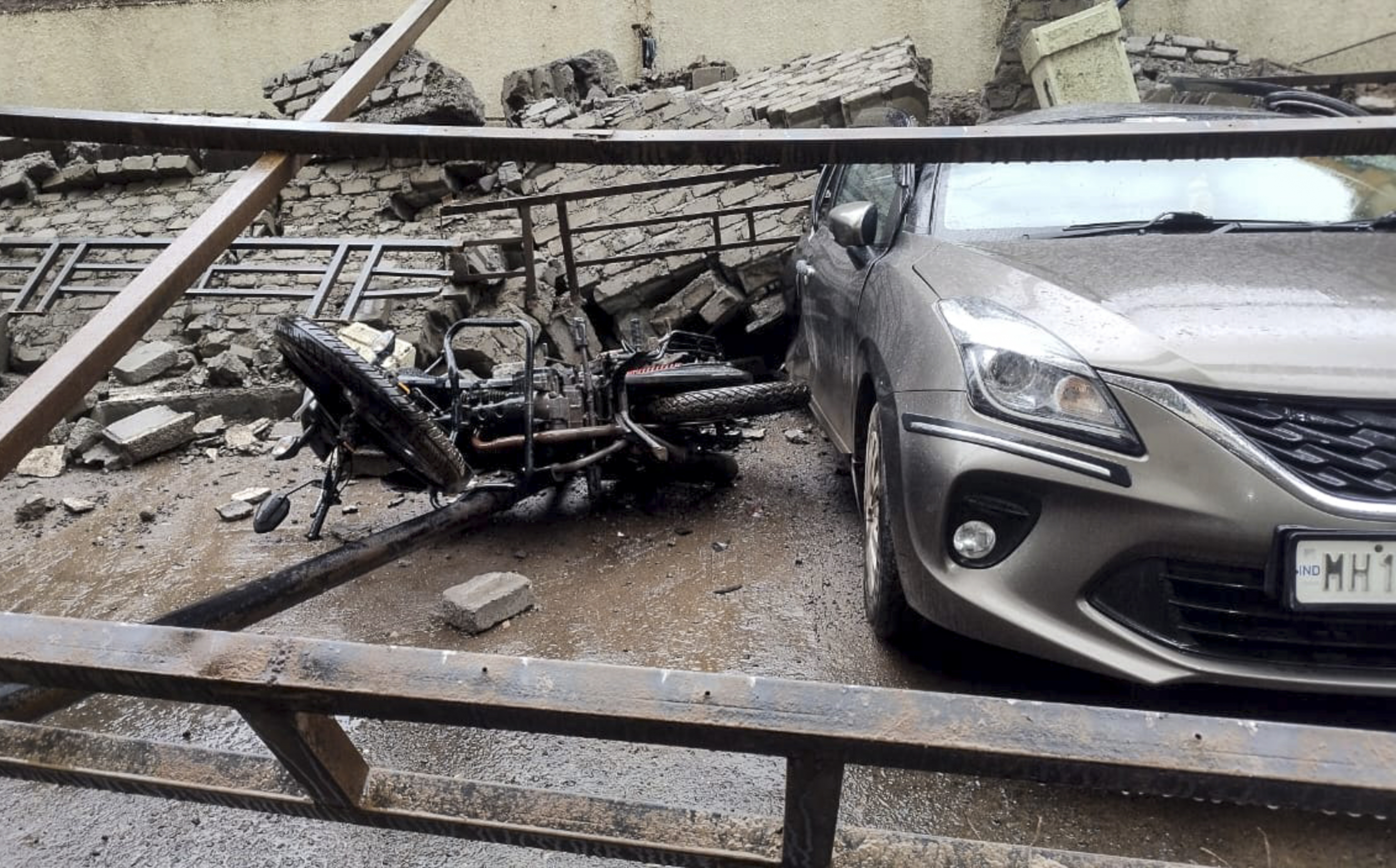 पुणे में बाउंड्री वॉल पार्किंग शेड पर गिरने से करीब 14 गाड़ियां क्षतिग्रस्त हो गईं।
