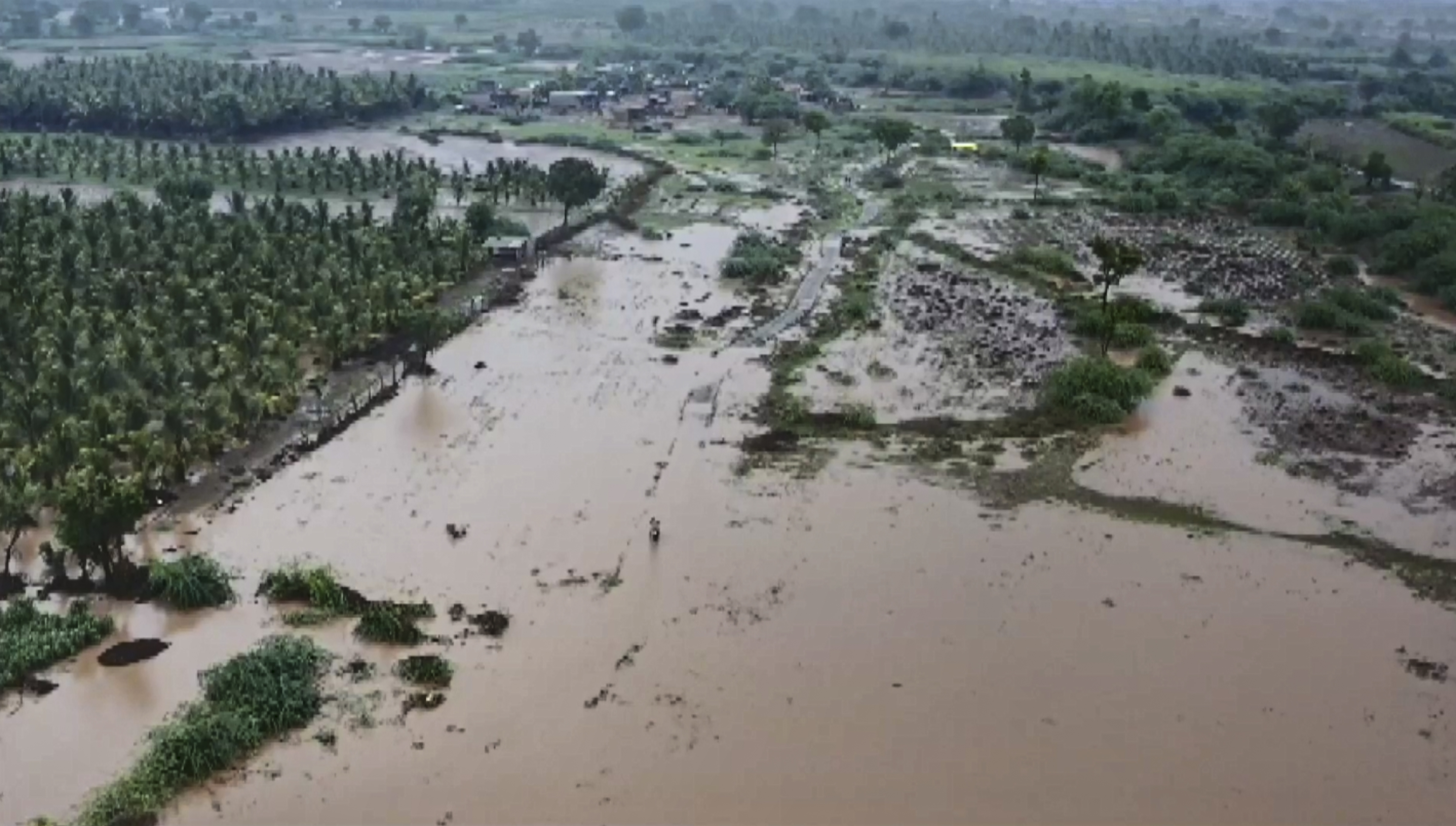 गुजरात के ऊना में भारी बारिश के बाद बाढ़ आ गई। कनेक्टिविटी बाधित होने से कई गांवों से संपर्क कट गया।