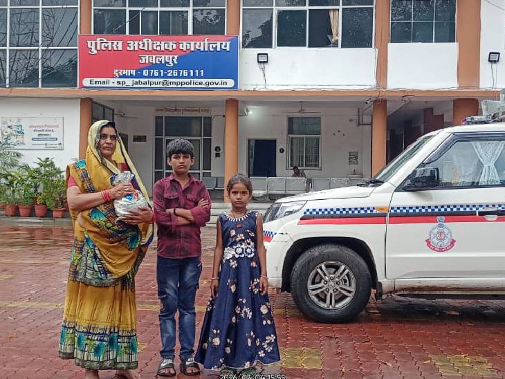 शनिवार को मृतक की मां अस्थियां लेकर जबलपुर पहुंचीं।