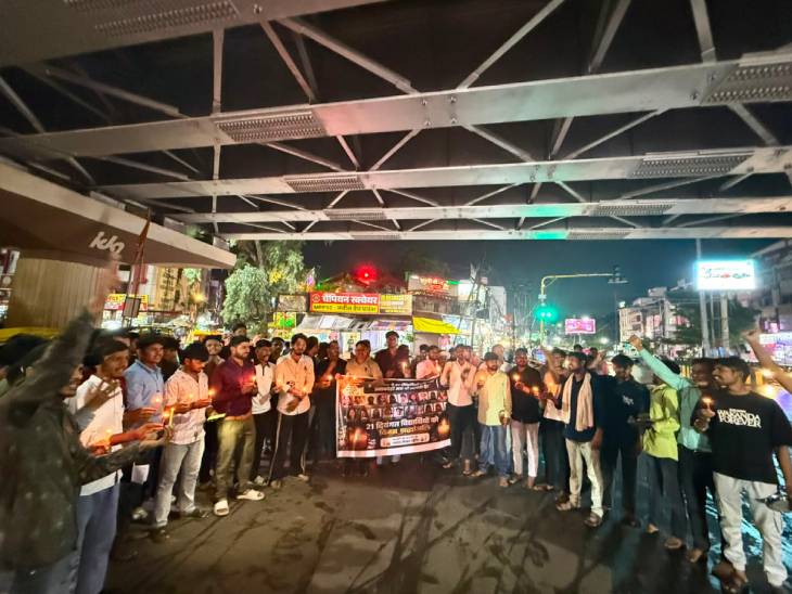 भंवरकुआं चौराहे पर विरोध जताते प्रदर्शनकारी।