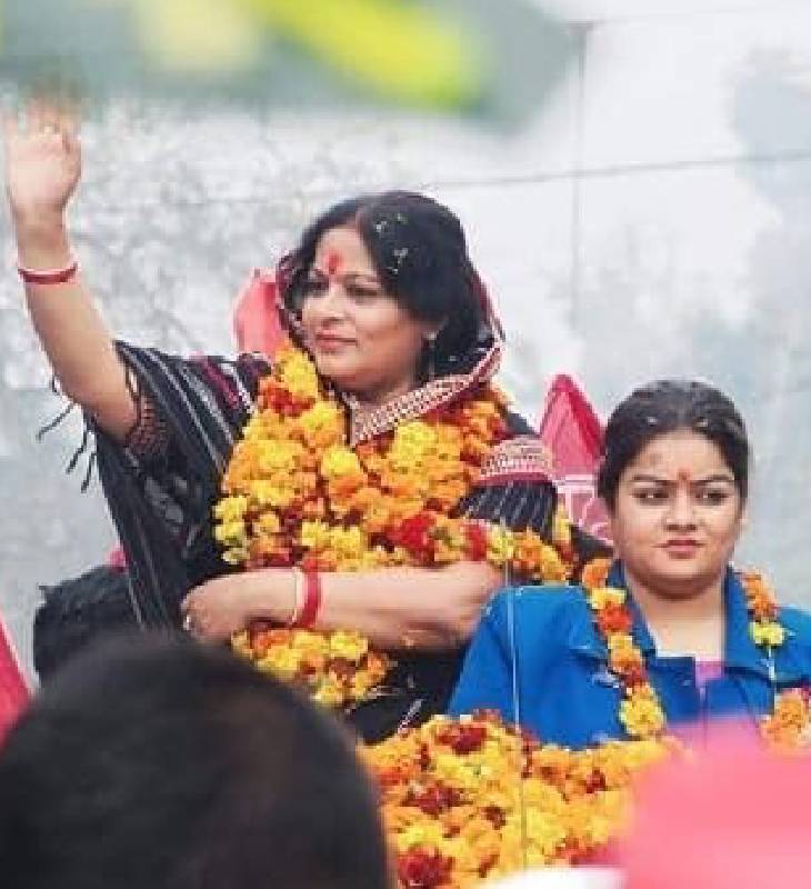 तस्वीर लोकसभा चुनाव 2024 के समय की है। रुचि वीरा ने बेटी के साथ प्रचार किया था।