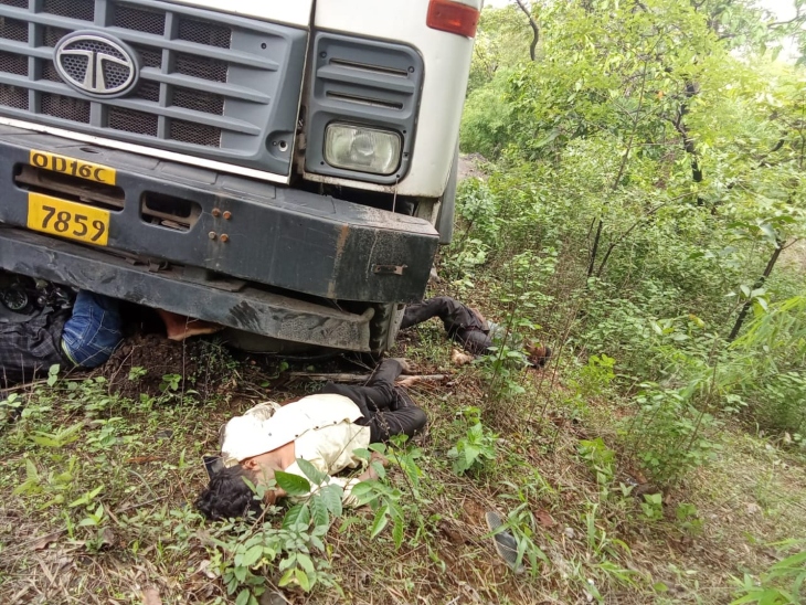 तीसरा युवक ट्रेलर की टक्कर से दूर जा गिरा, उसका इलाज जारी है।