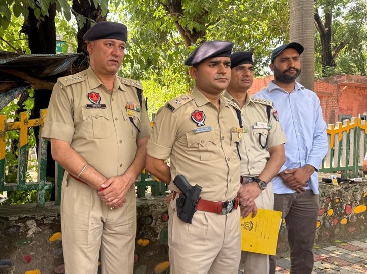 होशियारपुर के एसएसपी डॉ. संदीप मलिक मामले की जानकारी देते हुए।