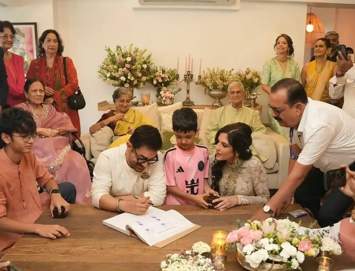 जब आमिर और गौरी शादी के पेपर पर साइन कर रहे थे, उस समय गौरी की पहली शादी से बेटा और आमिर की दूसरी शादी से बेटे आजाद भी मौजूद थे।