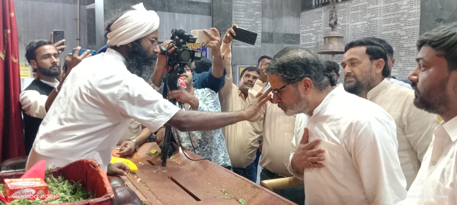 प्रशांत किशोर ने उपचुनाव लड़ने की घोषणा के बाद पटना जंक्शन स्थित महावीर मंदिर पहुंचकर पूजा अर्चना की।
