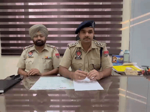 एटीएम से पैसा निकालने वाले आरोपी के बारे में जानकारी देती कमिश्नरेट पुलिस।
