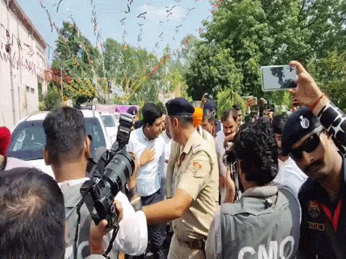 जालंधर की गुड़ मंडी में पहुंचने पर हरियाणा सीएम नायब सैनी का स्वागत करते लोग।