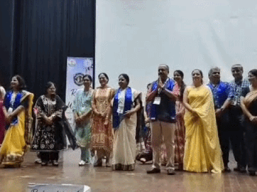 समारोह के दौरान मंच पर एकत्रित हुए डॉक्टर।