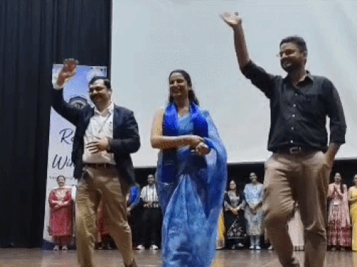 रोहतक के पीजीआईएमएस में आयोजित मिलन समारोह में रैंप वॉक करते डॉक्टर। - Dainik Bhaskar