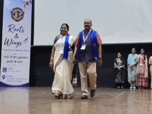 समारोह के दौरान रैंप वॉक करते हुए पीजीआई निदेशक डॉ. एसके सिंघल।