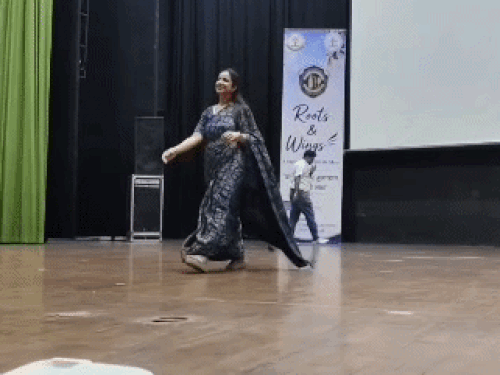 समारोह के दौरान रैंप वॉक करते हुए डॉक्टर।