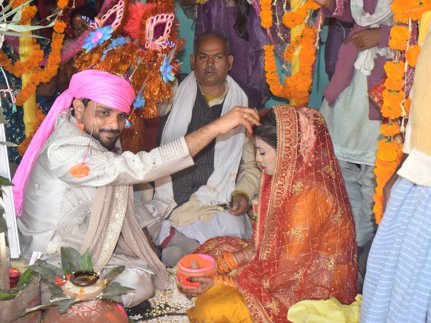 सिंदूरदान के दौरान की तस्वीर।