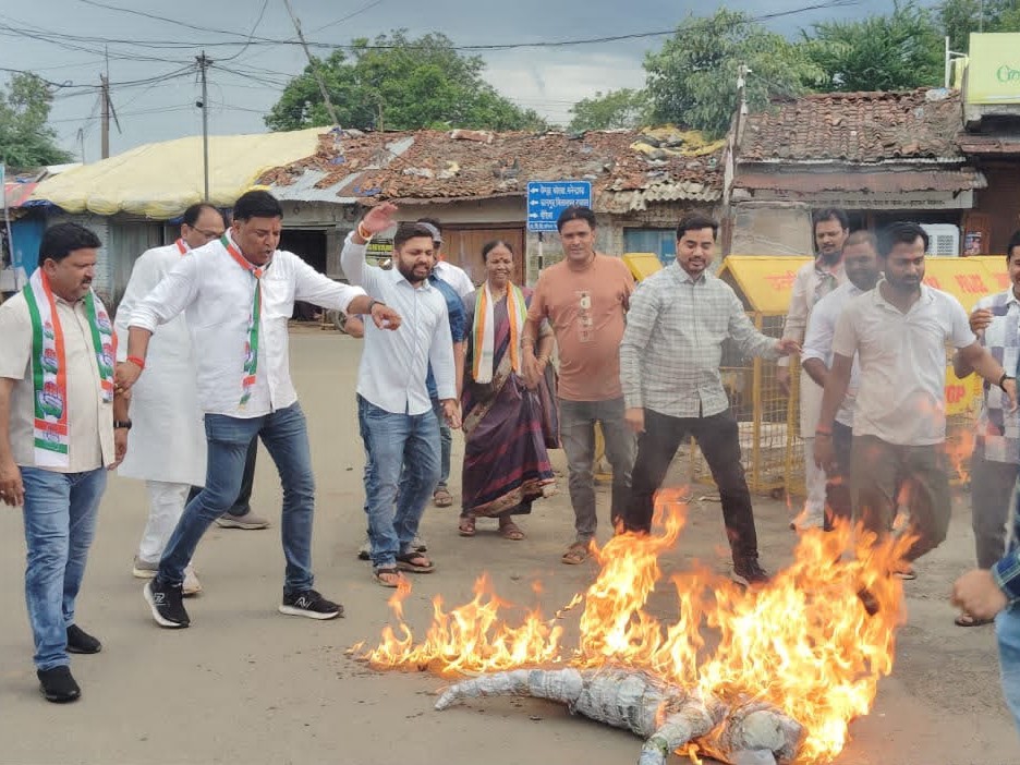 इस मुद्दे पर कांग्रेस लगातार प्रदर्शन कर रही है।