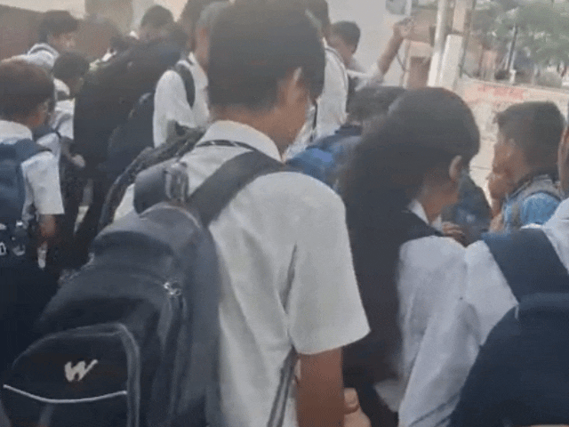 टक्कर के बाद मौके पर भीड़ इकठ्ठा हो गई, स्कूल बस को पीछे से और लोक परिवहन बस को आगे से काफी नुकसान हुआ