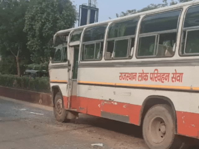 मौके पर स्कूली बच्चों और परिजनों की भीड़