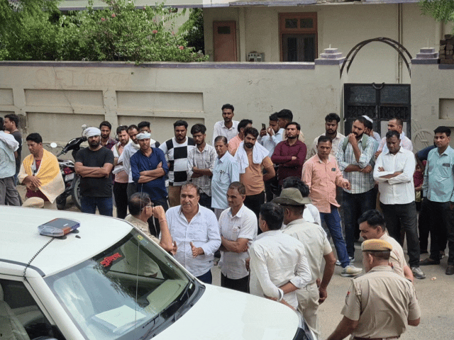 हालात को देखते हुए डीएसपी गोपाल सिंह ढाका भी एपेक्स स्काई लाइन अस्पताल पहुंचे और परिजनों से बातचीत कर मामले को शांत कराने का प्रयास किया।
