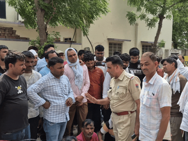 महिला की मौत के बाद अस्पताल के बाहर बैठे परिजन। कोतवाल श्रवण कुमार ने समझाइश की, लेकिन परिजन निष्पक्ष जांच और कार्रवाई की मांग पर अड़े रहे।