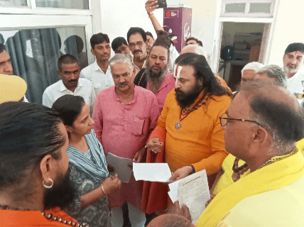 सीकर में आज पुजारियों ने मंदिरों की जमीनों पर हो रहे कब्जे के विरुद्ध कार्रवाई करने की मांग को लेकर ज्ञापन दिया।