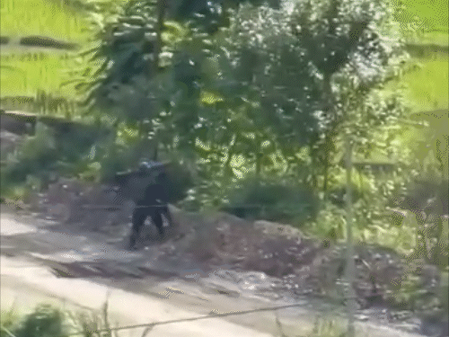 उग्रवादियों के खिलाफ जवाबी कार्रवाई करते असम राइफल्स के जवान।