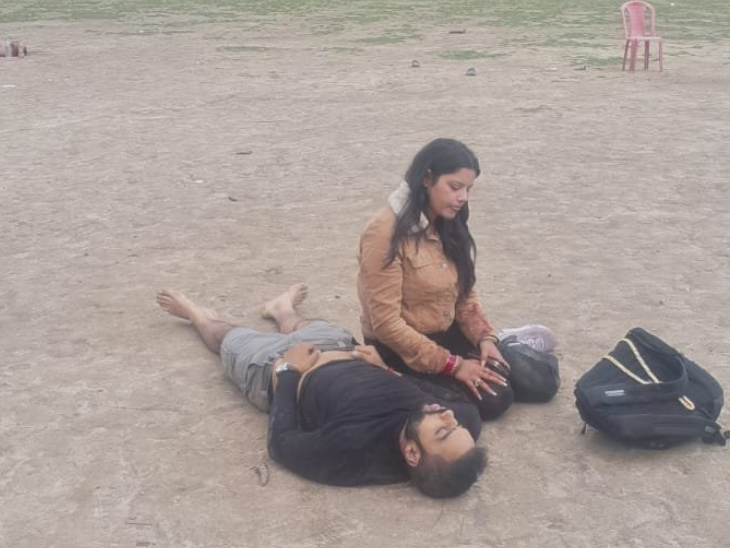 सभी के आतंकियों के पास AK-47 और अन्य हथियार थे। फायरिंग के बाद जमीन पर घायल टूरिस्ट और पास बैठी उसकी पत्नी।