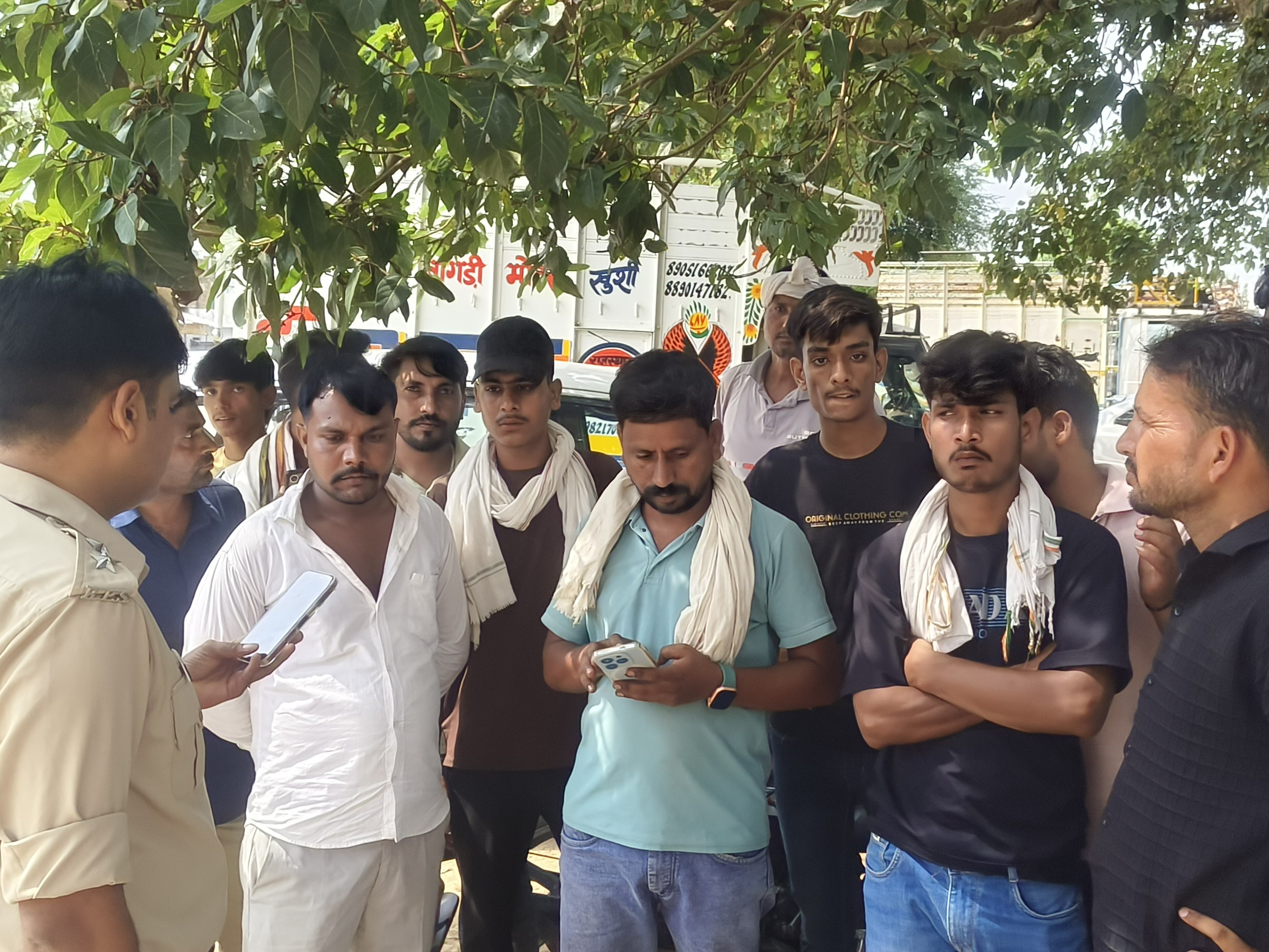 मौके पर पहुंची पुलिस ने लोगों से समझाइश की।