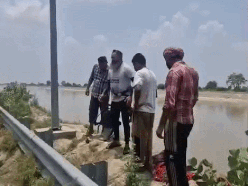 गोताखोर प्रगट सिंह अपनी टीम के साथ नहर पर पहुंचे।
