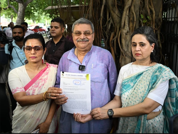 मीडिया को संबोधित करने के बाद नेता कल्याण बनर्जी, महुआ मोइत्रा और सागरिका घोष पार्टी का दस्तावेज दिखाते हुए।