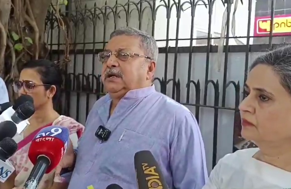 ममता गुट के नेता कल्याण बनर्जी, महुआ मोइत्रा और सागरिका घोष सोमवार को नई दिल्ली में चुनाव आयुक्त से मुलाकात के बाद मीडिया को संबोधित करते हुए।
