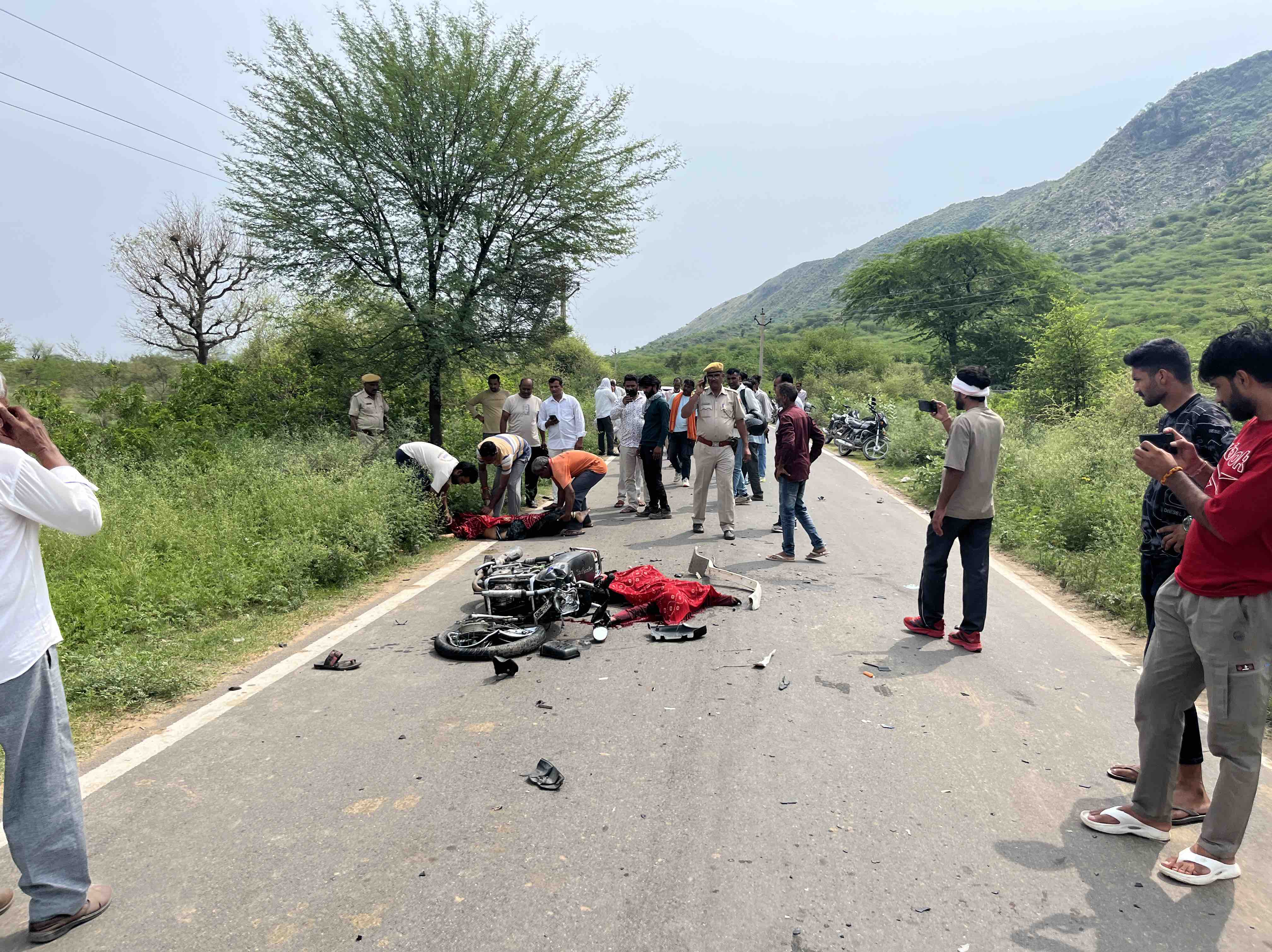 हादसे में बाइक सवार तीन लोगों की मौत हो गई।
