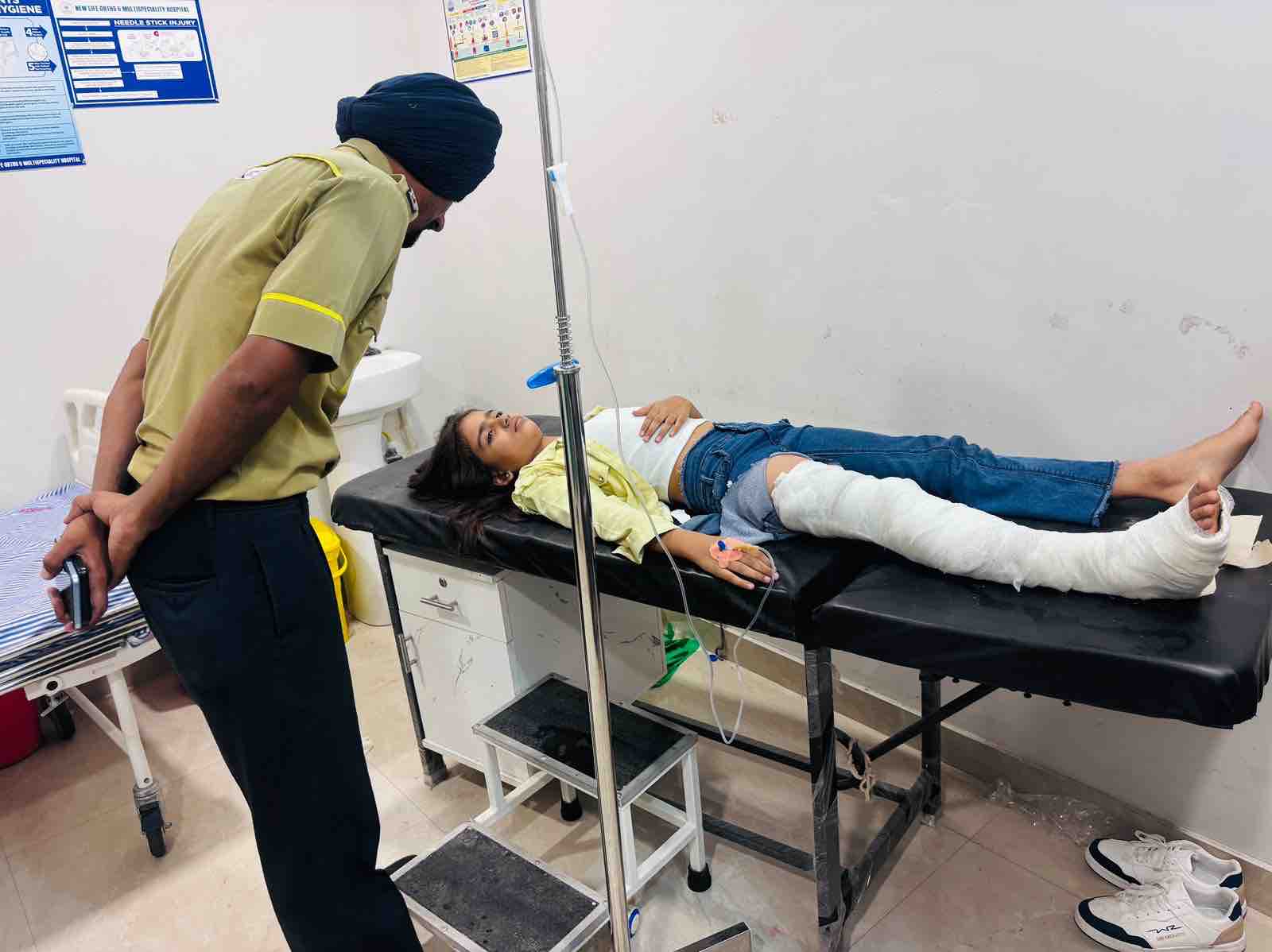 इलाज करवाती हुई बच्ची।