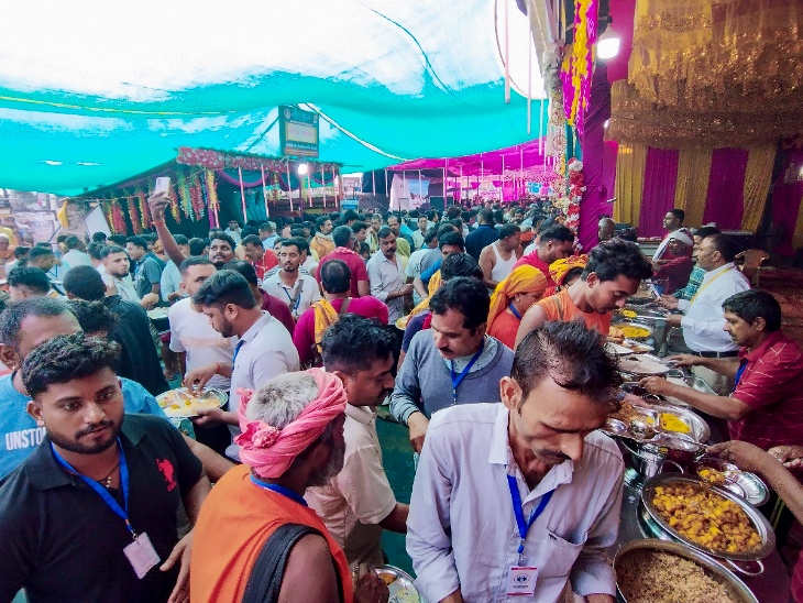 सुरक्षा के बीच कश्मीर घाटी की ओर जाने से पहले अमरनाथ यात्री रामबन जिले के बनिहाल में 'भंडारे' (सामुदायिक रसोई) में पहुंचे।