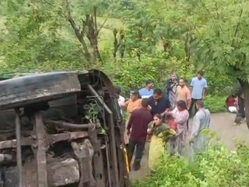 सुंदरनगर में दुर्घटनाग्रस्त प्राइवेट बस।