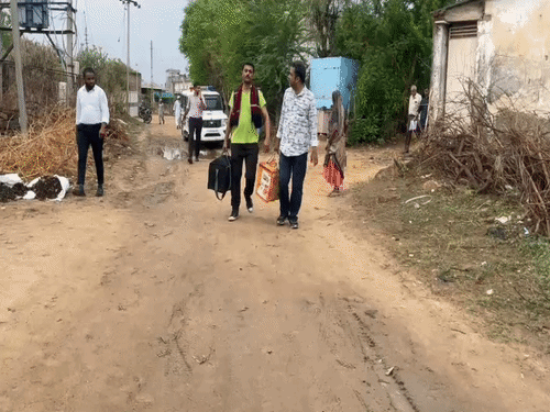 आतंकियों में से एक के घर से आपत्तिजनक साहित्य से भरे दो बड़े बैग भी जब्त किए गए।