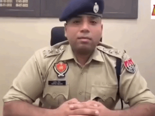 घटना की सूचना देती थाना डिविजन-8 की पुलिस।