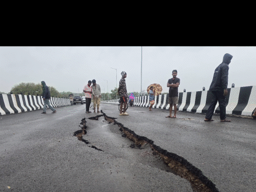 बरगा रेलवे ओवरब्रिज बारिश के बाद बीच से फट गया और दो हिस्सों में बंट गया