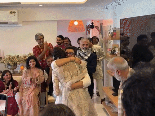 शादी समारोह के दौरान डांस करते हुए आमिर ने गौरी को गले लगा लिया।