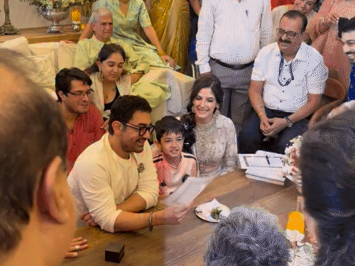 शादी की कसमें खाते हुए आमिर। उनके सभी बच्चे उनके पास ही एक साथ बैठे हुए हैं.