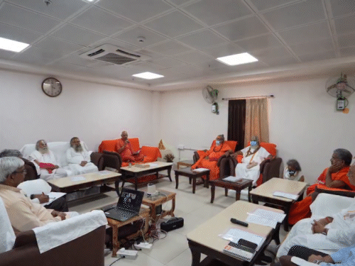 यह तस्वीर सोमवार शाम को राम मंदिर में हुई ट्रस्ट की बैठक की है। इस बैठक में चंपत राय और अनिल मिश्रा का इस्तीफा स्वीकार कर लिया गया.