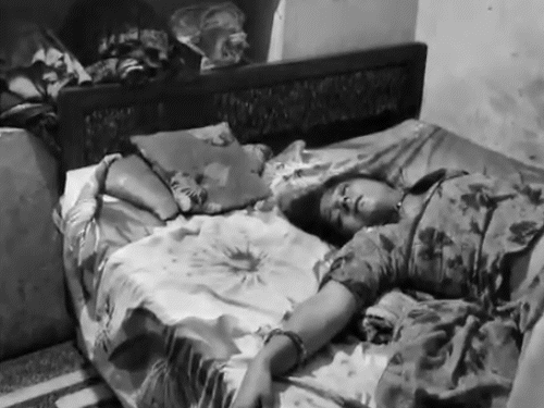 दोनों के शव कमरे में मिले, जहां पति फंदे पर लटका हुआ था, वहीं पत्नी की लाश बेड पर पड़ी मिली।