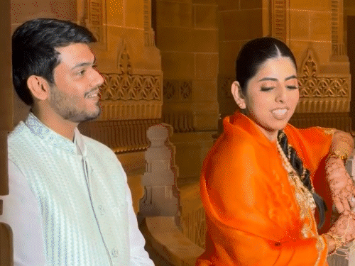 उम्मेद भवन में ही स्वरा लोढ़ा और उनके होने वाले पति शाश्वत ने भी फोटोशूट करवाया। स्वरा ने ऑरेंज रंग की बरी ओर शाश्वत ने ऑफ व्हाइट कलर का आउटफिट पहन रखा था।