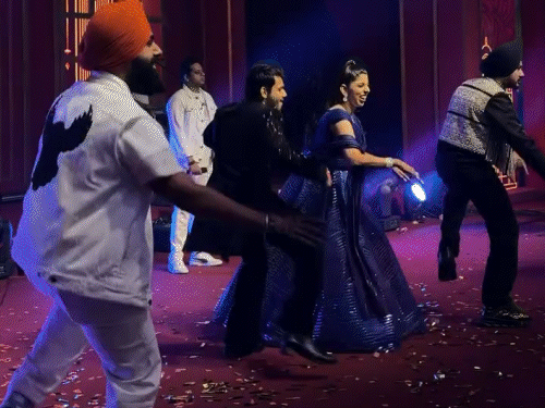 The bride and groom danced on Gori Naal Ishq Mitta.