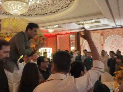 सिंगर सुदेश भोसले ने गाना गाया तो शैलेश लोढ़ा कुर्सी पर खड़े होकर और सिटी बजाते हुए डांस करने लगे।