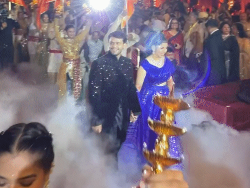 The bride and groom entered the musical program with mantras.