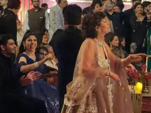 Shailesh Lodha was seen playing whistle while watching the family members dancing on the stage. The wife also danced along.