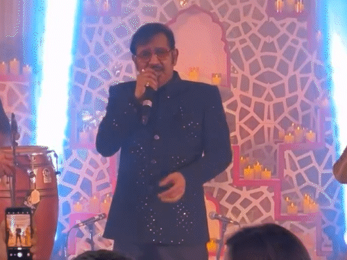 सिंगर सुदेश भोसले ने संगीत कार्यक्रम में 90s के बॉलीवुड सॉन्ग गाए। उनके साथ परिवार के साथ दूसरे मेहमान भी जमकर थिरके।